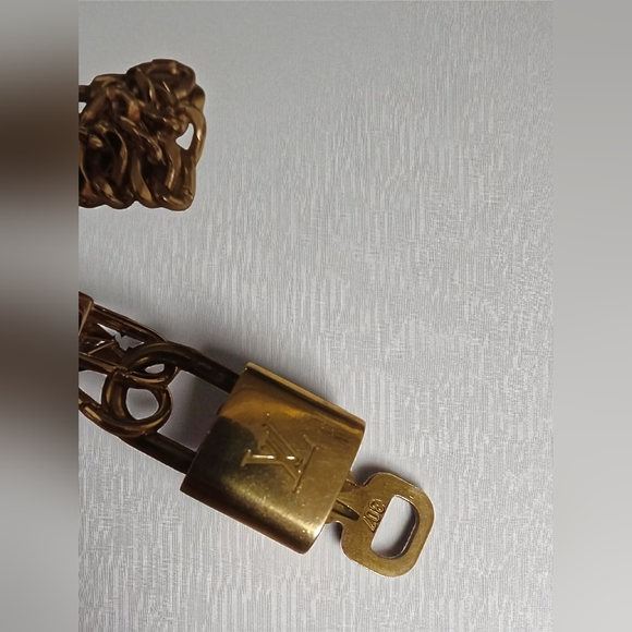 Louis Vuitton Gold Padlock #307 with Key & Unbranded Gold Tone Chain Included - Picture 3 of 15